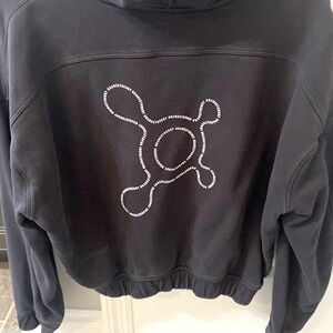 Lululemon Orangetheory cropped black logo hoodie
Size 6